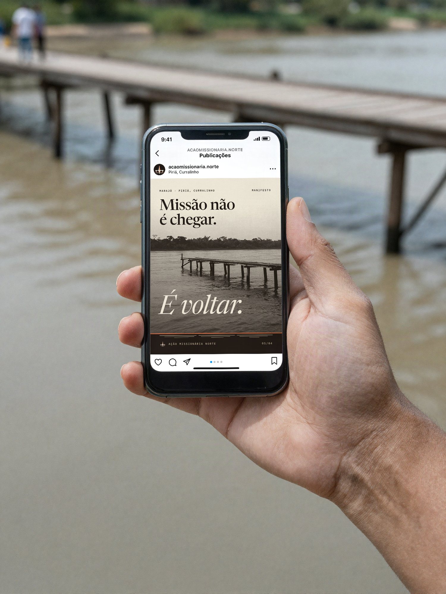Mão segurando celular com o card 1 do carrossel do manifesto aberto como publicação