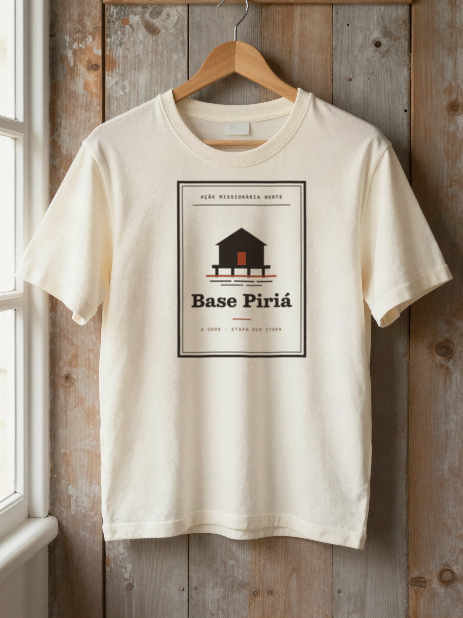 Camiseta creme no cabide com o selo Base Piriá grande na frente