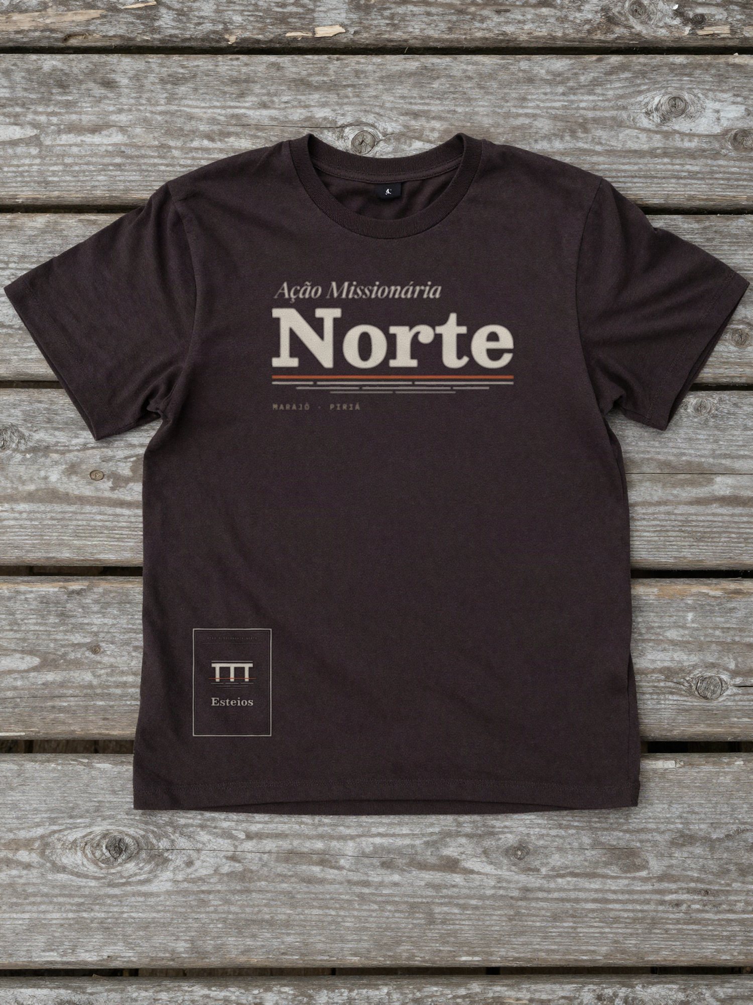 Camiseta escura com o wordmark 01 vertical grande no centro e o selo Esteios pequeno perto da barra